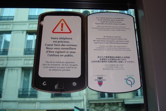 Campagne de prévention contre les vols de smartphones dans les bus parisiens depuis décembre 2010 par la préfecture de police en collaboration avec la RATP  - Photo : VD.