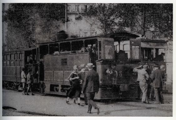 L'Arpajonnais avec ses voitures de voyageurs à impériale à la Porte d'Orléans dans les années 1920. Photo : RATP.