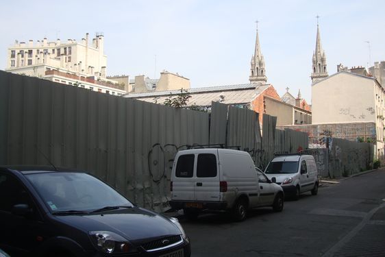 Fond de l'Impasse Truillot et vue sur la parcelle à gauche. La perspective devrait permettre de voir la Tour Montparnasse depuis le parvis de l'église Saint-Ambroise. Photo : Louise Wessier.