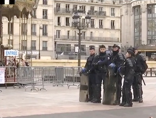 Photo : Les forces de l'ordre prennent place place de l'Hôtel de Ville le 5 janvier 2019 à 12h 30 © DR