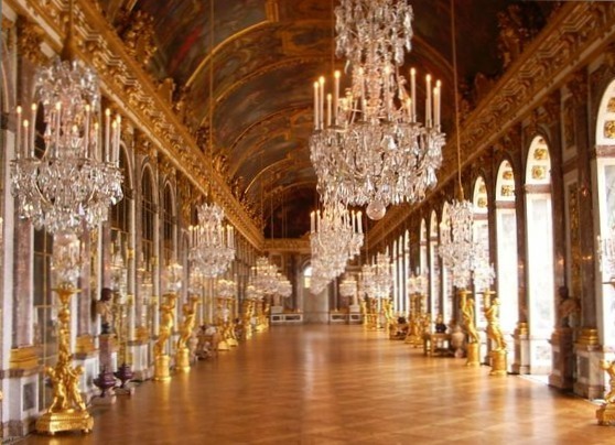 La Galerie des Glaces du Château de Versailles, peu avant sa réouverture au public en septembre 2006 - Photo : DR
