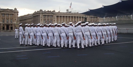 La Marine répétant pour le 14 juillet place de la Concorde - Photo : VD. La Marine répétant pour le 14 juillet place de la Concorde - Photo : VD.