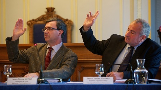 Jean-Pierre Lecoq et Jean-Charles Bossard votant au conseil du 6e arrondissement le 3 mai 2011. Photo : Stan - Sniper-press.com Jean-Pierre Lecoq et Jean-Charles Bossard votant au conseil du 6e arrondissement le 3 mai 2011. Photo : Stan - Sniper-press.com