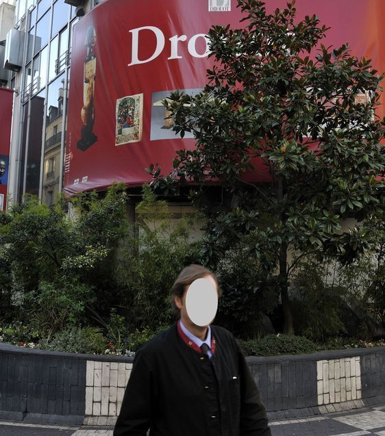 Un Col rouge devant l'hôtel des ventes Drouot - Décembre 2009. Photo : Stan - sniper-press.com Un Col rouge devant l'hôtel des ventes Drouot - Décembre 2009. Photo : Stan - sniper-press.com