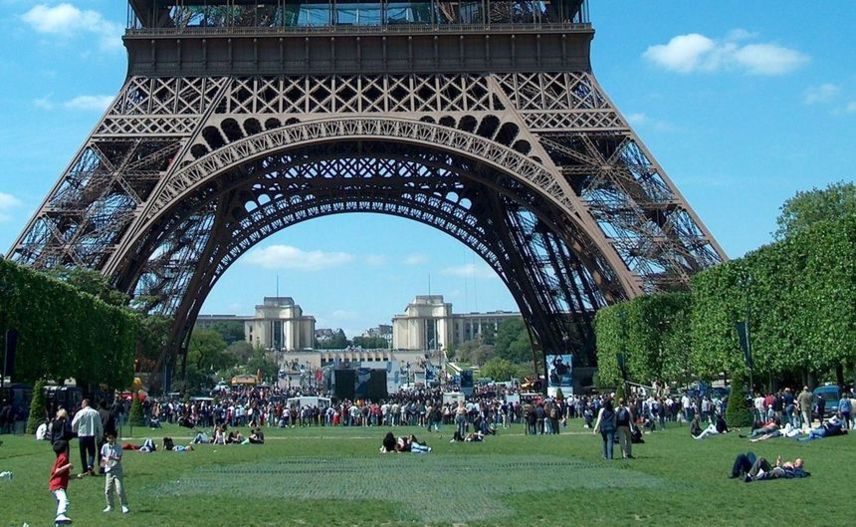 Le Champ de Mars avec vue sur la Tour Eiffel - Photo : DJR.