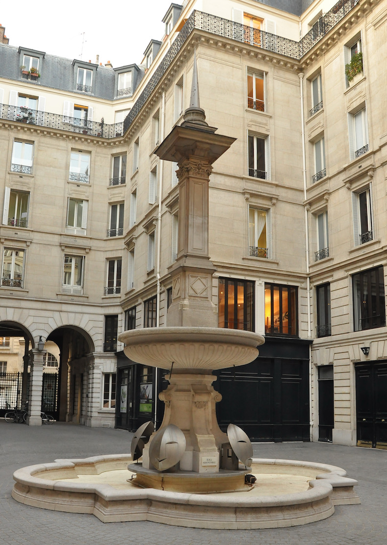 Fontaine de la cour du 15 rue du Louvre dans le 1er arrondissement de Paris © Moonik CC-BY SA 3.0