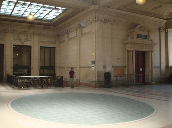A droite : la 17e chambre correctionnelle du Tribunal de grande Instance de Paris.