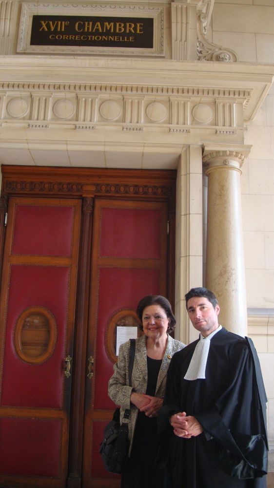 Jacqueline Ouy et Maître Antoine Gitton devant la 17e Chambre correctionnelle du Tribunal de grande instance de Paris.