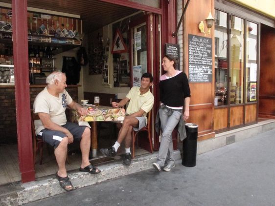A gauche, Mahfoudh, électricien rue des Cinq Diamants. A droite, Muriel, du restaurant 'Chez Mamane'. Photo : Julie Hammett.
