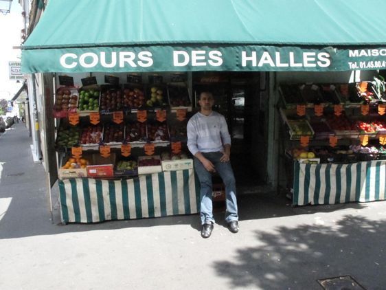 Karim travaille à l'épicerie 'Cour des Halles', rue de la Butte-aux-Cailles. Photo : Julie Hammett.