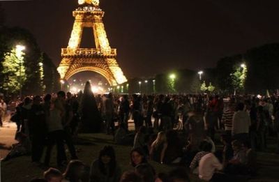 La Tour Eiffel sur le Champ de Mars, avant le feu d'artifice du 14 juillet. Photo : VD.