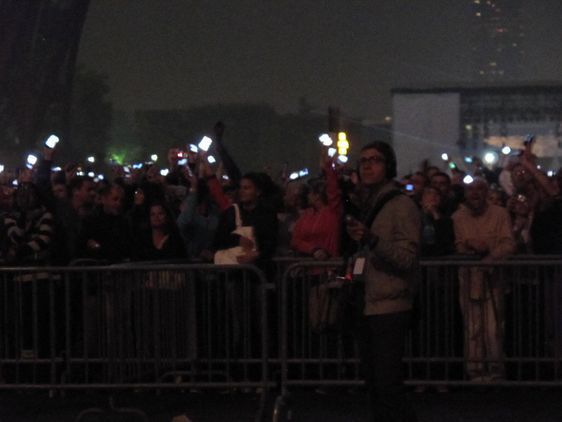 Le public est invité à participer au feu d'artifice avec les téléphones portables. Photo : Julie Hammett.