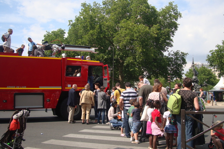 Grand succès du camion des pompiers de l'air, place de la Nation tout autour du Village du SMA. Photo : VD.