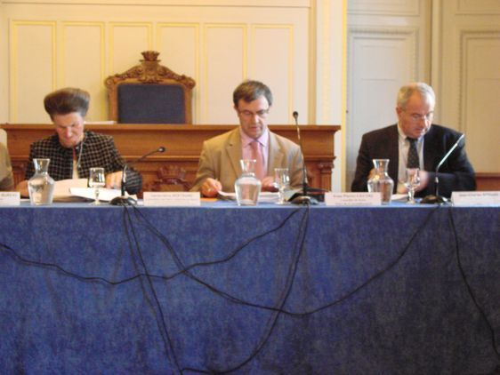 Au centre : Jean-Pierre Lecoq au début du conseil d'arrondissement le 13 septembre 2011. Photo : VD.