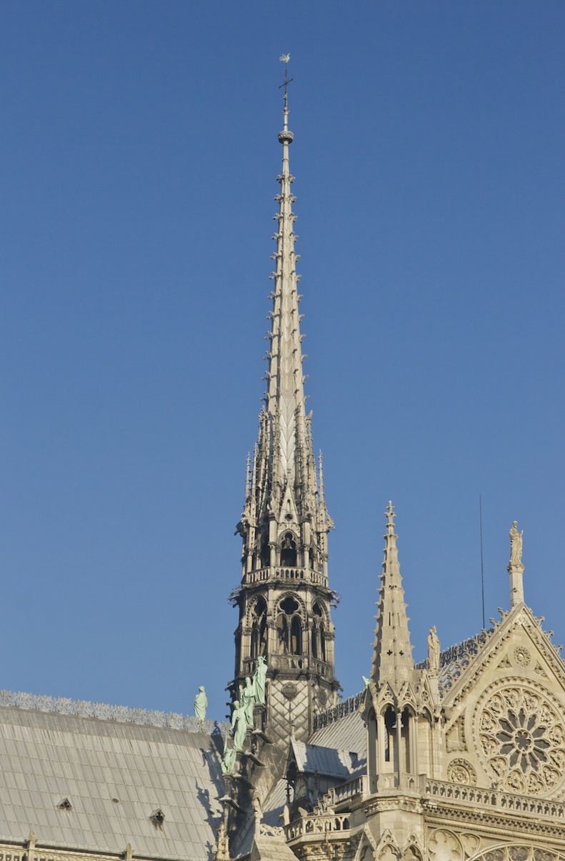Le coq au sommet de la flèche de Notre-Dame de Paris a disparu dans les flammes avec les reliques des saints patrons de Paris qu'il contenait © jebulon licence CC.0