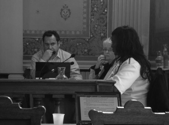 A droite : Seybah Dagoma, Adjointe au Maire de Paris, au conseil d'arrondissement le 12 septembre 2011 - Photo : VD.