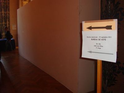 Vers la salle des fêtes transformée en bureau de vote pour les sénatoriales à l'Hôtel de Ville de Paris - Photo : VD.