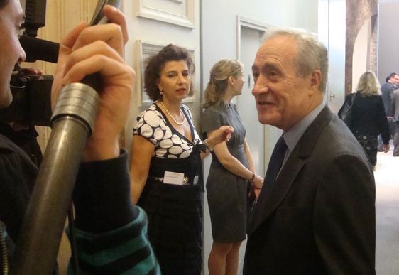 Jean Tiberi interrogé sur les listes des élections sénatoriales le 17 juin 2011 au Conseil de Paris - Photo : VD.