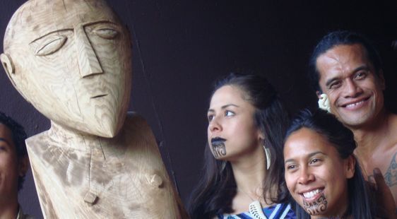 Les Maori posent avec les Tahitiens aux côté du Ti'i nommé TuFenua Atea, un nom choisi pour ses sonorités tahitienne et maorie, faisant référence à la terre, au pays - Photo : Vaea Devatine.