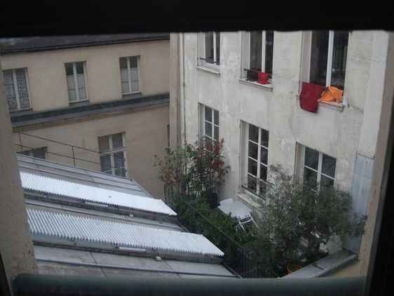 Vue sur le toit de la future discothèque depuis l'immeuble de Paris Habitat - Photo : VD.