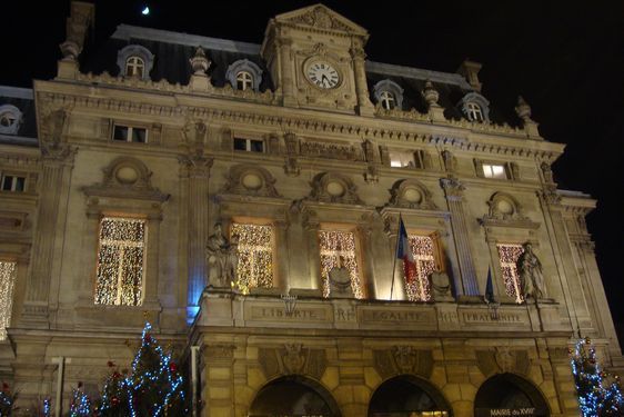 Illuminations 2010-2011 de la mairie du 18e arrondissement - Photo : VD.
