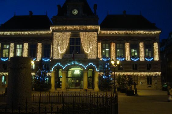 Illuminations de la mairie du 19e arrondissement en décembre 2010 - Photo : VD.