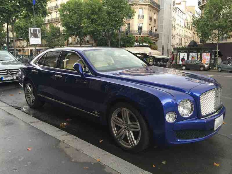 Magnifique voiture Bentley à Saint-Germain des Prés dans le 6e arrondissement de Paris. Magnifique voiture Bentley à Saint-Germain des Prés dans le 6e arrondissement de Paris.