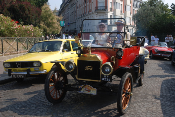 Les voitures anciennes défilent - www.vincennesenanciennes.com