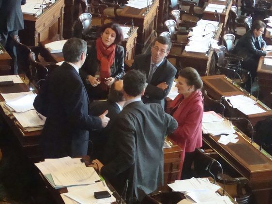 Les élus du groupe Centre et Indépendants et des élus UMP se réunissent pendant la suspension de séance - Photo : Vaea Devatine.