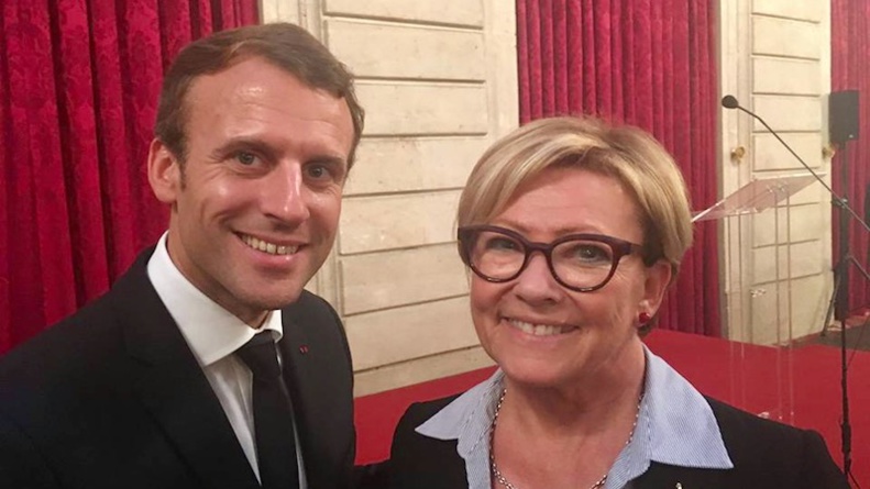 Patricia Gallerneau et Emmanuel Macron - Octobre 2017 © page Facebook souvenirs de Patricia Gallerneau. Patricia Gallerneau et Emmanuel Macron - Octobre 2017 © page Facebook souvenirs de Patricia Gallerneau.
