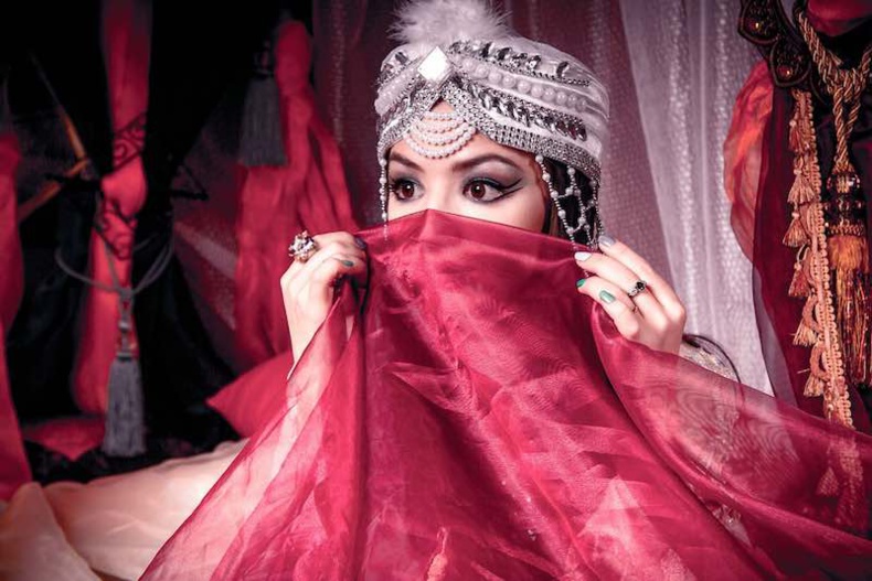 Arnaque à la fausse princesse des Emirats Arabes Unis à Paris © Khusen Rustamov.