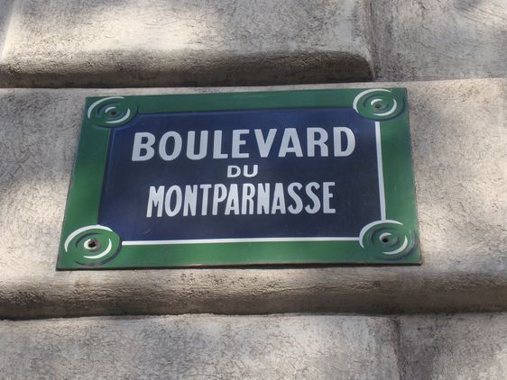Le boulevard du Montparnasse sépare le 6e et le 14e arrondissement de Paris - Photo : VD.
