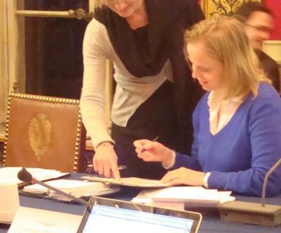 Véronique Dévolvé signe la feuille de présence au conseil du 7e arrondissement - Photo : VD.