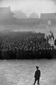 Early in the morning in the Forbidden City, 10,000 new recruits to form a Nationalist regiment, Bijing, Dec. 1948 © Foundation HCB/Magnum Photos