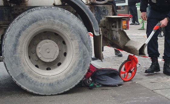 La poussette sous la roue arrière gauche du camion bétonnière. La poussette sous la roue arrière gauche du camion bétonnière.