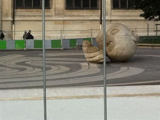 La sculpture " écoute " par Henri de Miller sur l'ex-place Cassin dans le quartier des Halles - Photo : AB. La sculpture " écoute " par Henri de Miller sur l'ex-place Cassin dans le quartier des Halles - Photo : AB.