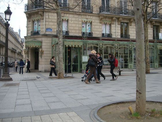 La boutique Ladurée sur les Champs-Elysées le 7 mars 2012 - Photo : VD.