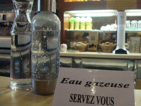 Eau du robinet, machine à bulles et eau gazeuse municipale à la buvette des conseillers de Paris.