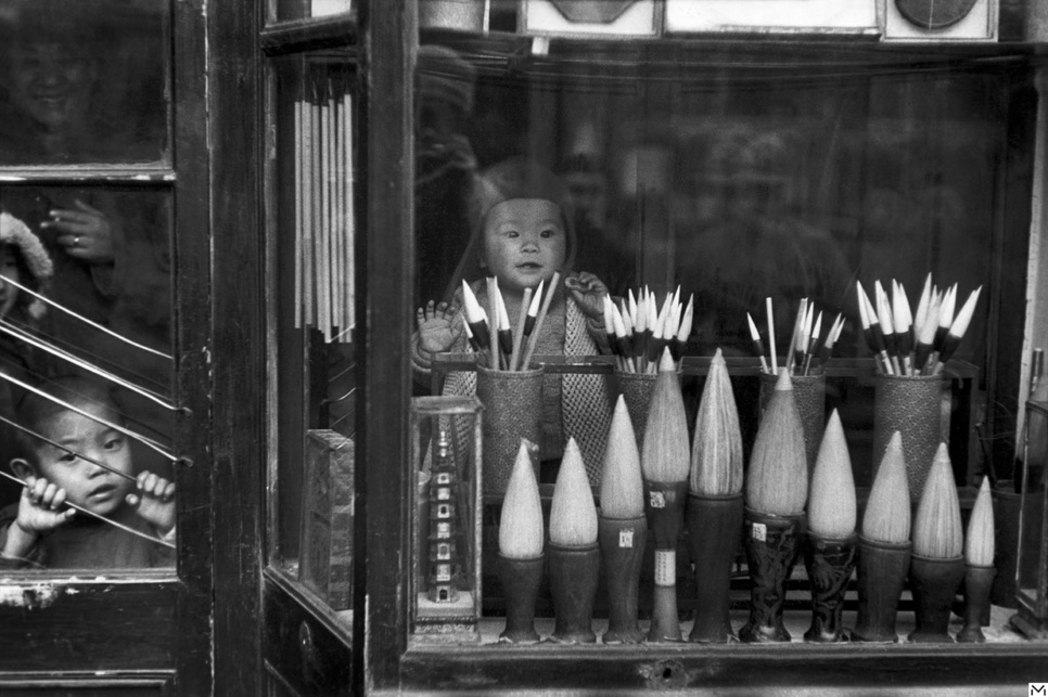 La vitrine d’un commerçant de brosses dans la rue des anciens marchands, Beijing, décembre 1948 © Fondation HCB / Magnum Photos