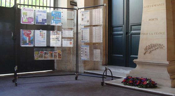 Panneaux d'affichage à la mairie du 6e arrondissement - Photo : Paris Tribune Archives 2011.