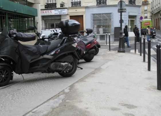 Motos sur le trottoir élargi (c) Marcel Grognard.