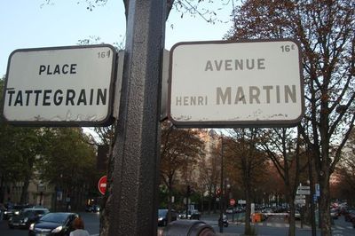 l’allée Pierre-Christian Taittinger située sur le terre plein entre l’allée Maria Callas et la place Tattegrain, à deux pas de la mairie du 16e arrondissement et de l'avenue Henri Martin - Photo : VD.