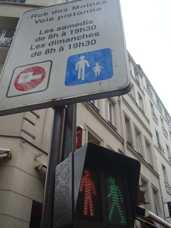 Rue des moines : une rue piétonne les samedi et dimanche de 8h à 19h30 depuis 1996 - Photo : VD. Rue des moines : une rue piétonne les samedi et dimanche de 8h à 19h30 depuis 1996 - Photo : VD.