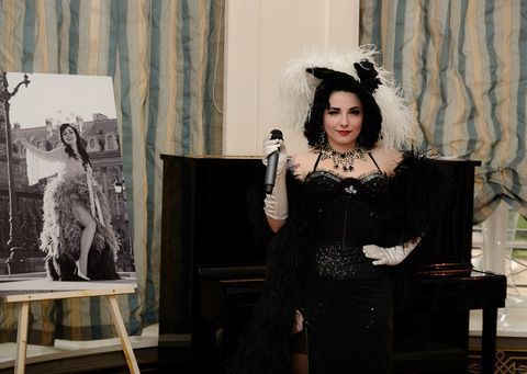 Miss Anne Thropy, marraine du projet "Paris, ma jolie" ouvre le bal avec son hommage à Mae West... crédits : Landry Noblet Miss Anne Thropy, marraine du projet "Paris, ma jolie" ouvre le bal avec son hommage à Mae West... crédits : Landry Noblet