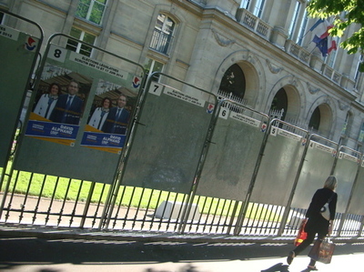 Affiches sur le panneau électoral situé devant la mairie du 16e arrondissement citées pendant l'audience le 25 mai 2012 - Photo : VD.