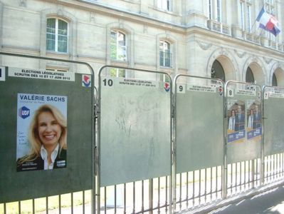 Panneau électoral avec Valérie Sachs (Divers Centre) et David Alphand (Divers Droite) devant la mairie du 16e arrondissement - VD.