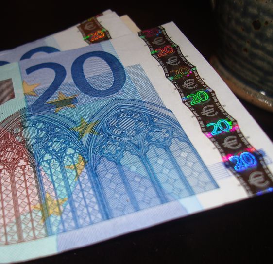 2 082 € nets par mois : la rémunération moyenne, nette des prélèvements sociaux, d’un salarié en France en 2010 - Photo : VD. 2 082 € nets par mois : la rémunération moyenne, nette des prélèvements sociaux, d’un salarié en France en 2010 - Photo : VD.