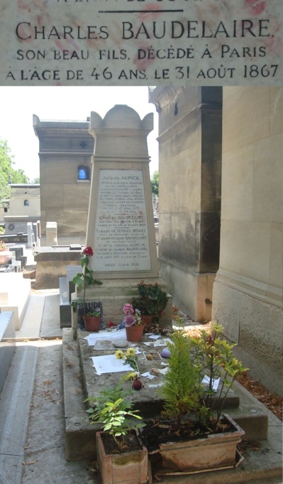 La sépulture de Charles Baudelaire, de sa mère et de son beau-père, se trouve au cimetière de Montparnasse dans le 14e arrondissement.