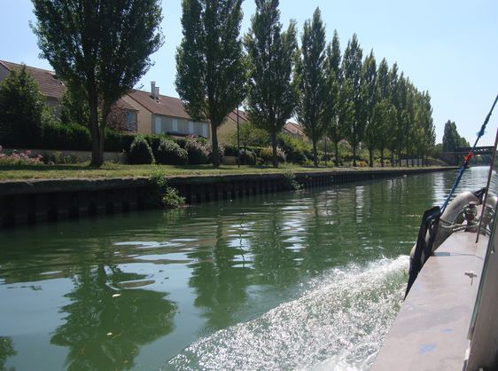 Visiter le 9-3 par le canal de l'Ourcq, de Paris jusqu'à Aulnay-sous-Bois.