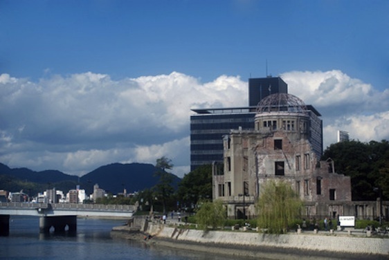 Le Dôme de Genbaku, seul bâtiment à rester debout après l'explosion de la première bombe atomique, le 6 août 1945 à Hiroshima © nyiragongo.
